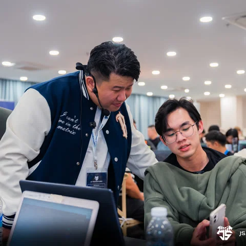 教练在现场一对一指导学员